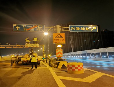 赤峰郑州市北三环彩虹桥交通标志牌安装现场
